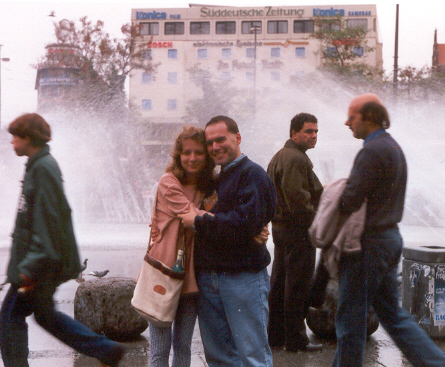 Frank e Cinzia davanti a Fontana a Munchen