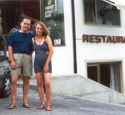 Frank e Cinzia davanti ad albergo a Dobbiaco