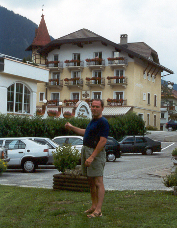 Frank vicino ad albergo il 30 Luglio 1998 a Dobbiaco